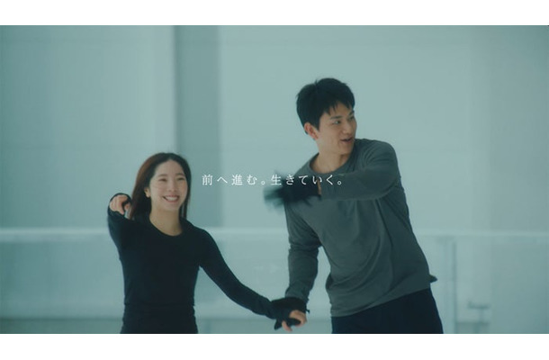 三浦璃来、木原龍一／新ブランドミッションムービー「この肌を、生きるを、愛する。」篇より（提供写真）