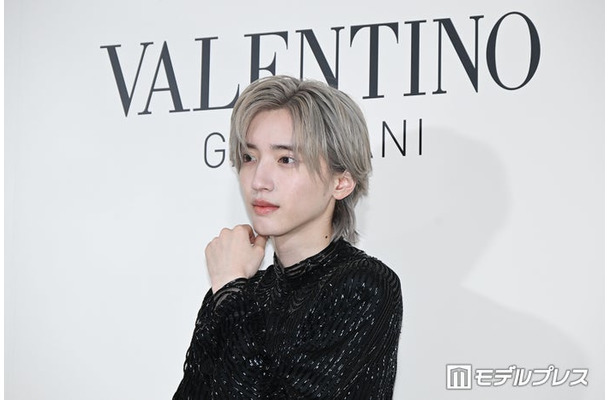 神々しいプラチナブロンドヘアで登場した道枝駿佑（C）モデルプレス