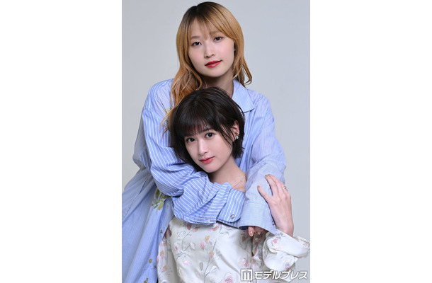 モデルプレスのインタビューに応じた鞘師里保、小西桜子（C）モデルプレス