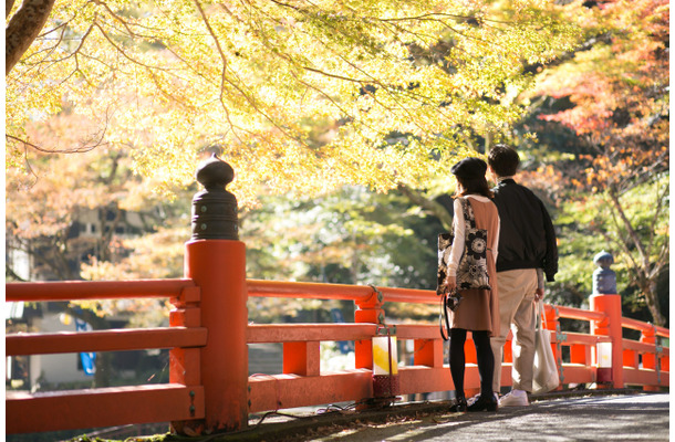 40代彼女に「頼むから離れて歩いてくれないかな」と言いかけた!秋のデートで絶対NGなコーデって?
