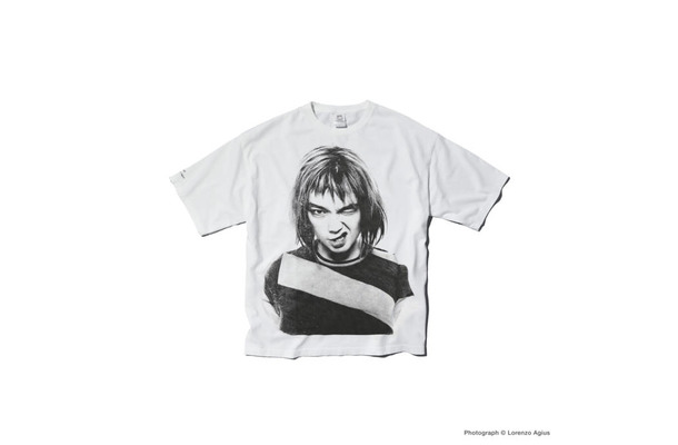 90年代に撮影されたBjorkのアーカイブフォトがTシャツに。Behind the Scenes(R)がLorenzo Agiusとコラボ