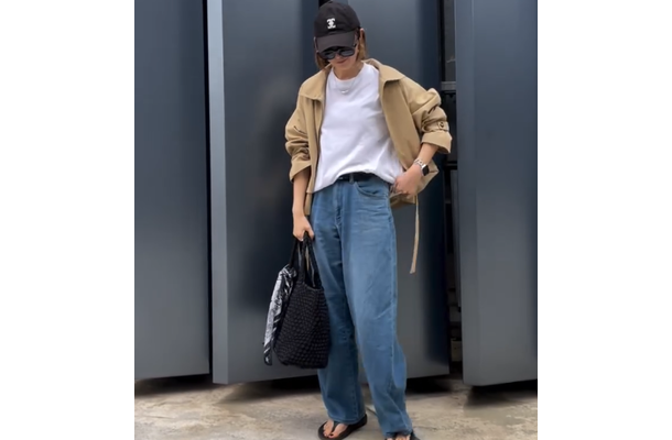 クールにきまる【ユニクロ】ユニセックス服。秋の白Ｔ×デニムも着るだけで洗練シルエットに【40代の毎日コーデ】