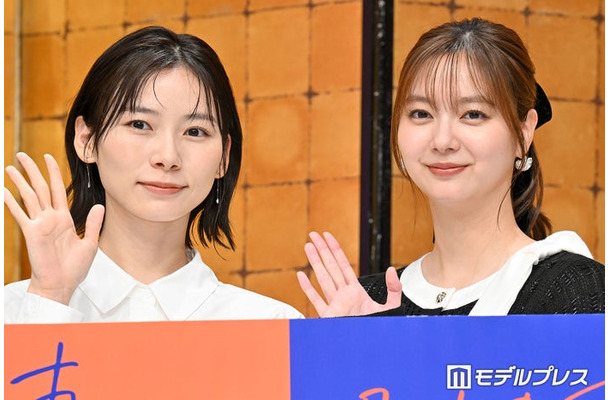 「妻を引退します」記者会見に出席した朝日奈央、新川優愛（C）モデルプレス