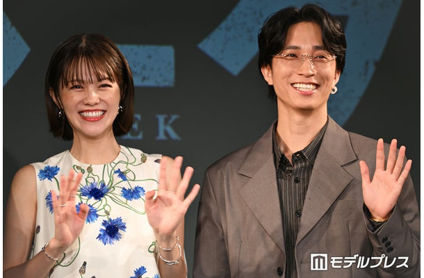 志田彩良（左）を“ママ”と呼ぶ田中樹（右）（C）モデルプレス