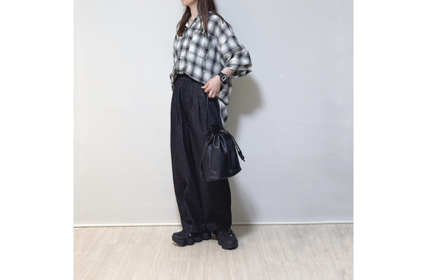 大人の「チェック柄シャツ」はモノトーンで。カジュアル小物を添えた軽快な着こなし
