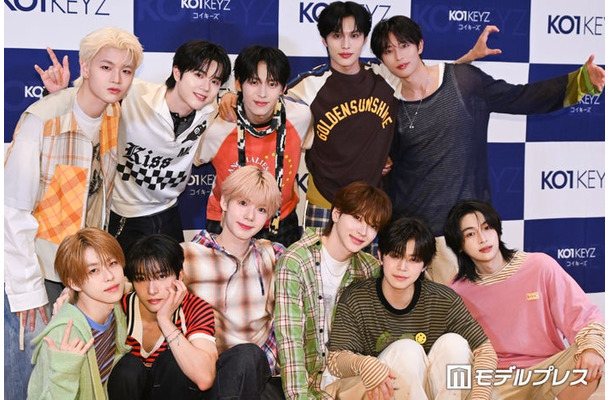 YUKIの場所をあけるRYOGAとYUKIとハートを作るYURA／KO1KEYZ（後列）RYUJI、ISSA、SHINHAENG、YURA、RYOGA（前列）TOWA、SIYOUNG、YOSHIKI、DAIKI、KOSUKE、KEITO（C）モデルプレス