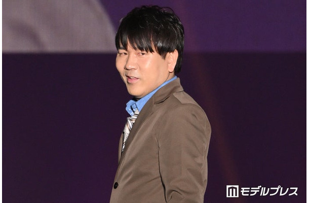 ゆっくりとランウェイをためる藤本敏史（C）モデルプレス