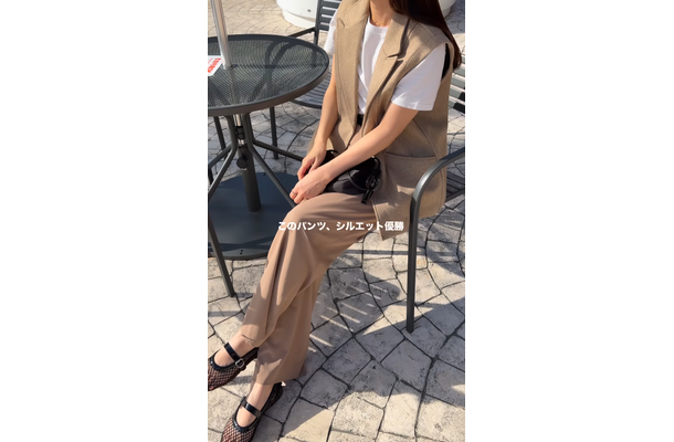 「ジレとボトムスを同系色に」。白Ｔ×タックワイドパンツを秋仕様にシフトする着こなしテク【40代の毎日コーデ】