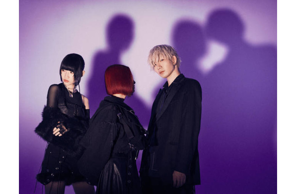 CLAN QUEEN、TVアニメ『PSYREN -サイレン-』OPテーマ「WARNING!!」MV公開。メンバーのマイが監督