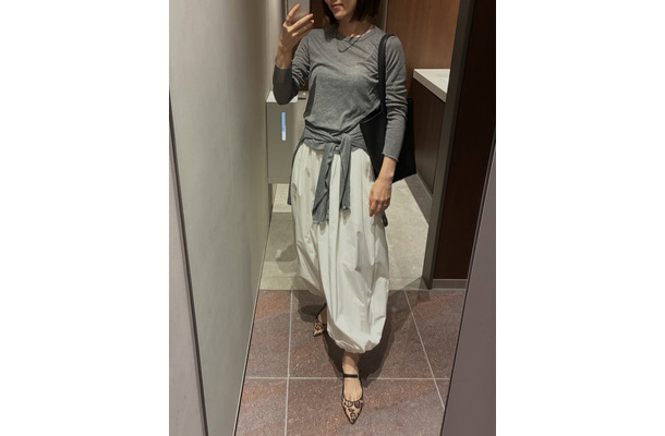 軽やかな【GU】シアートップスは今の季節にちょうどいい着心地。×ボリューム白パンツで魅せる美シルエットの着こなし【40代の毎日コーデ】