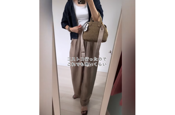 羽織るだけでバランスが整う。「ボクシーシルエットの短め丈シャツ」で仕上げる脚長シルエットコーデ【40代の毎日コーデ】