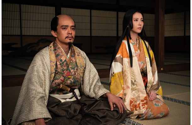 池松壮亮、浜辺美波「豊臣兄弟！」第40話（C）NHK
