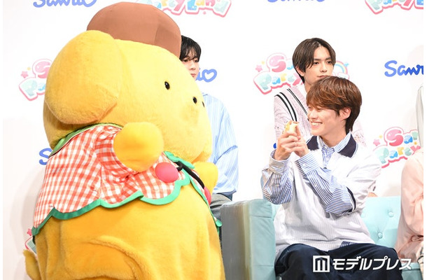 渡されたコントローラーがポムポムプリンくんと同じ黄色で「一緒だぁ！」と喜ぶ大橋和也（C）モデルプレス