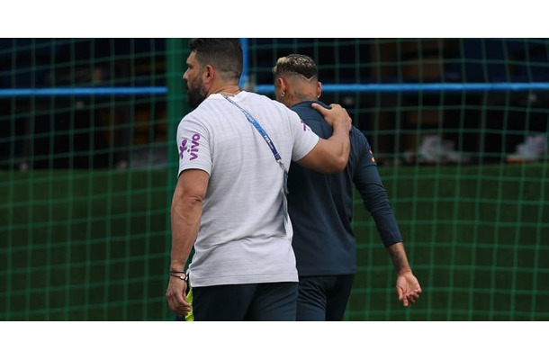ネイマール、W杯第2戦は大丈夫か…足首痛めて練習を去る