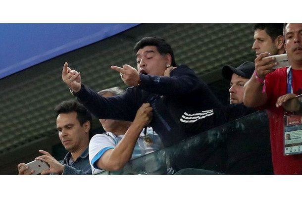 W杯で禁煙無視＋中指おっ立てたマラドーナ、「FIFA大使」クビも？