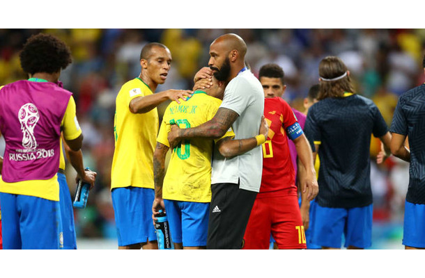 W杯敗退のネイマール…優しく抱きしめるアンリの姿がグッとくる