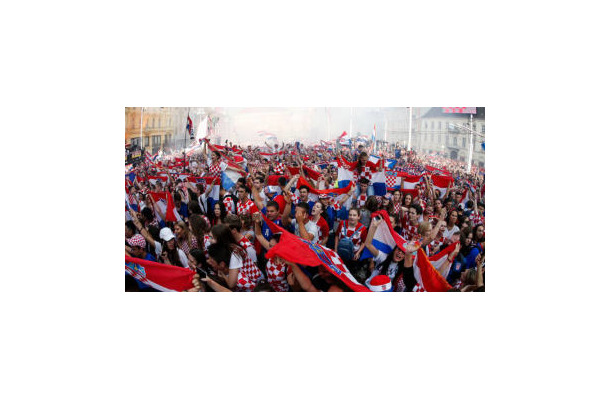 W杯準優勝で国民的英雄に！クロアチア代表が帰国、なんと30万人が出迎える！