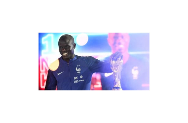 カンテ、愛されすぎ！フランス代表選手たちが胴上げ！ファンは大合唱