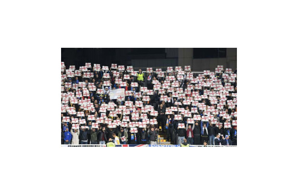 コソボサポがイングランド旗を掲げる「まるでホームな壮観場面」がこれ