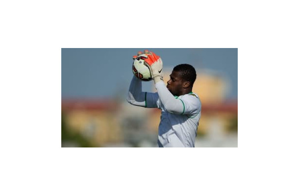 これはヤバいぞ！集合写真中、GKのとにかく「ヤバい動き」がこれ