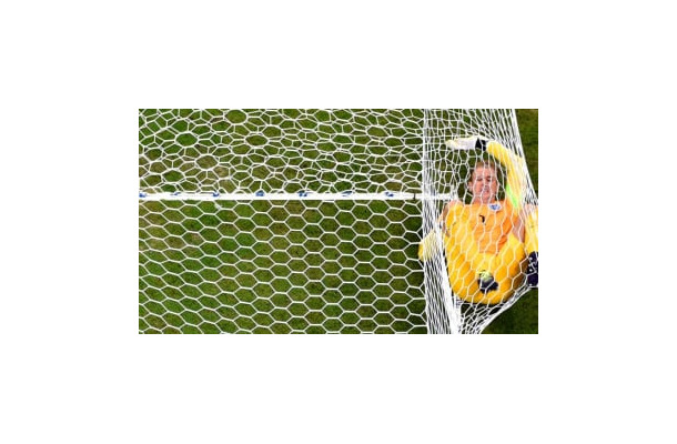 GKがゴールネットに突き刺さる！ELでの「衝撃シーン」がこれ