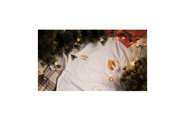 ニュルンベルク、「雪色にゴールド」の華やかなクリスマスユニフォームが登場！