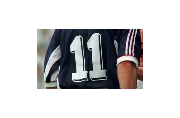 DFなのに背番号「11」を着用した11名のサッカー選手