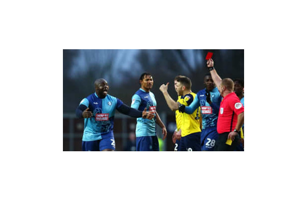 怪物アキンフェンワ、相手をドツいて退場！「怒りの報復シーン」がこれ