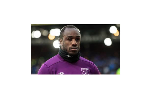 ウェストハムMF「高級車＆コスプレ」で他人の家に突っ込む…すごい写真がこれ