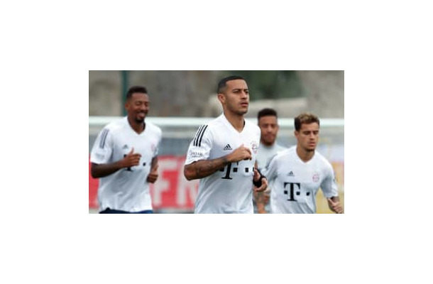 バイエルン選手も見とれる！天才ティアゴの「肩リフティング」がすごい