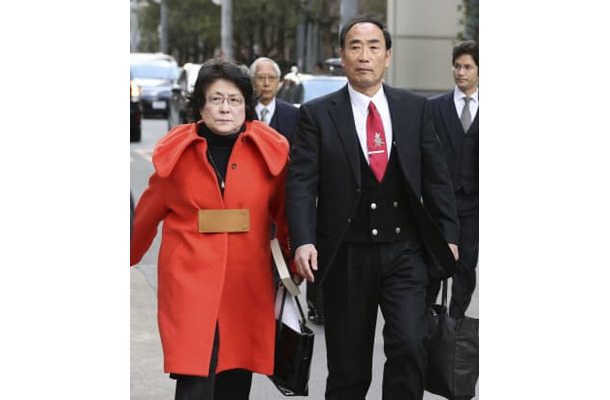 公判のため、大阪地裁に向かう「森友学園」の前理事長籠池泰典被告（右）と妻諄子被告＝19日午前