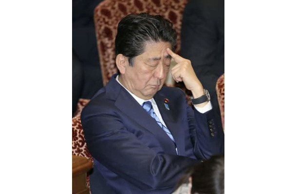 参院予算委で質問を聞く安倍首相＝3日午後