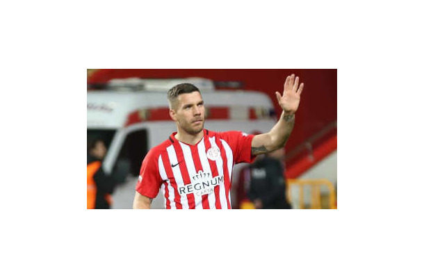 日本に感謝のポドルスキ、トルコでぶち込んだ「渾身ボレー」がこれ