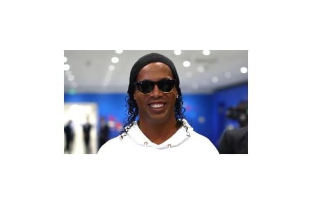 逮捕のロナウジーニョ、訴追なしから一転…捜査続行に