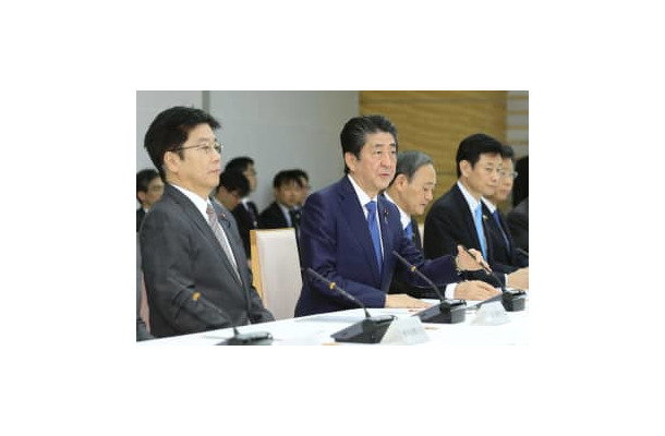 新型コロナウイルス感染症対策本部会合で発言する安倍首相（左から2人目）＝7日午後、首相官邸