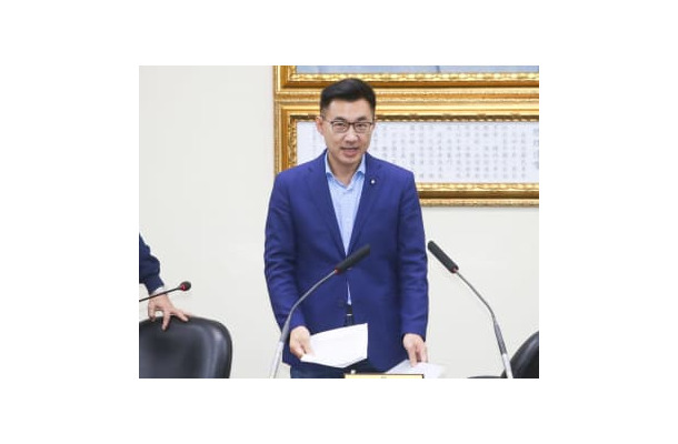 台湾国民党の新党首に選出され、あいさつする江啓臣氏＝7日、台北（中央通信社＝共同）