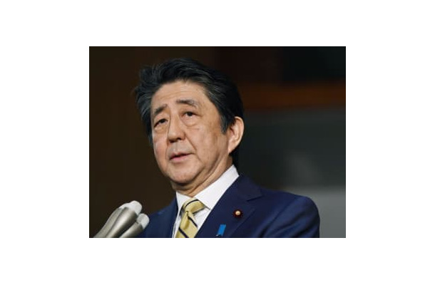 G7首脳による緊急テレビ電話会議を終え、取材に応じる安倍首相＝17日午前0時8分、首相官邸