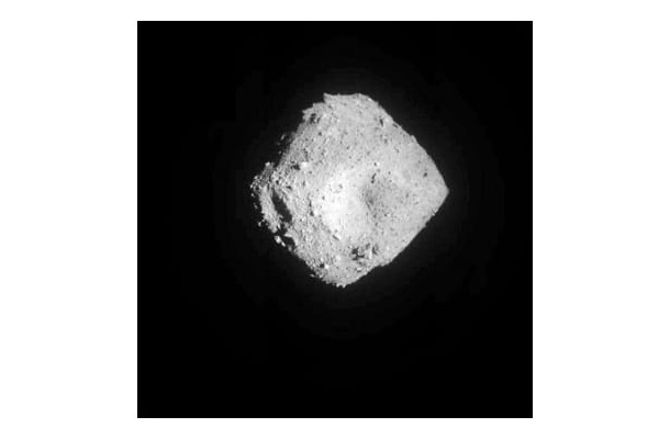 小惑星りゅうぐう（JAXA提供）