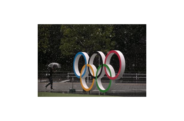 国立競技場近くに設置された五輪ロゴ＝14日、東京（AP＝共同）