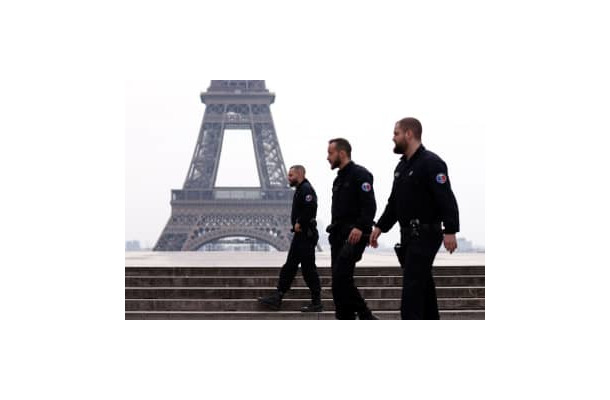 17日、外出が制限されたパリで巡回する警官（ロイター＝共同）