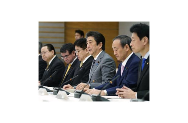 新型コロナウイルス感染症対策本部の会合で発言する安倍首相＝18日午後、首相官邸