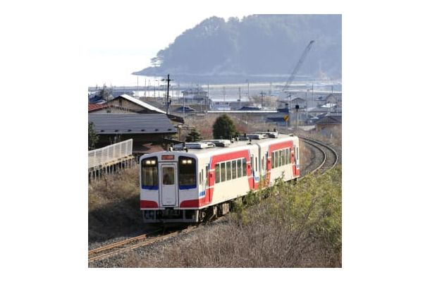 三陸鉄道リアス線の陸中山田―釜石間を走行する試運転車両＝19日午前、岩手県大槌町