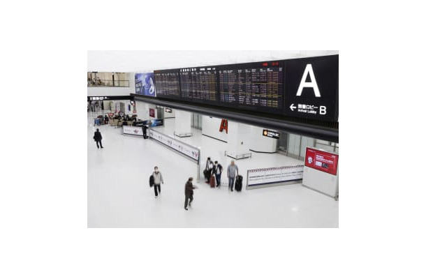 閑散とする成田空港の到着ロビー＝9日