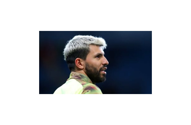 隔離中のアグエロと小型犬、サッカーで勝負するとこうなる
