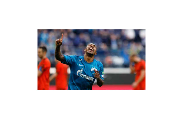 愛猫もビビる！元バルサFWマウコンに届いた「仰天の空中配達」がこれ