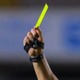 選手に平手打ちされた審判、試合を中止して全力逃走する