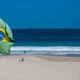 ブラジルの女性は水着でもこんなにリフティングがうまい