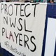 米女子サッカー、指導者の性的虐待に抗議…試合を中断し「円陣」作る
