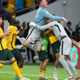 W杯決定の国民的英雄！豪州GK、ペルーGKの「PK指示書」を投げ捨てる？