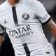 漢字で「友達」！内田篤人にユニフォームを差し入れた現役PSG選手とは